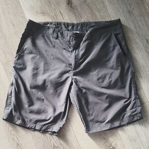Mountain Hardwear Utility Shorts W/Zippered Left Leg Pocket